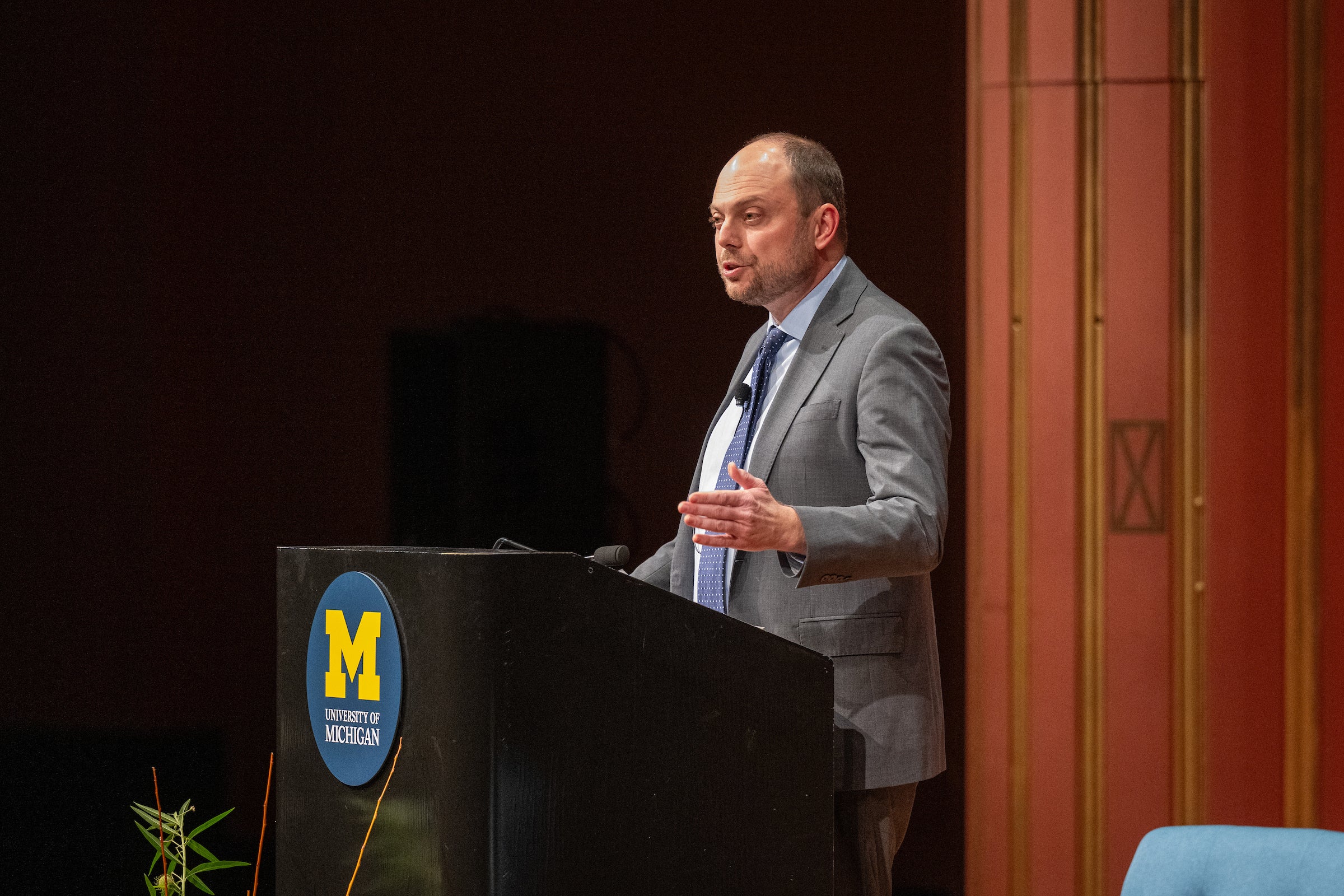 Vladimir Kara-Murza standing at podium in Rackham Auditorium.